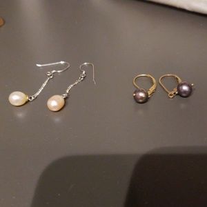 2 pearl earrings